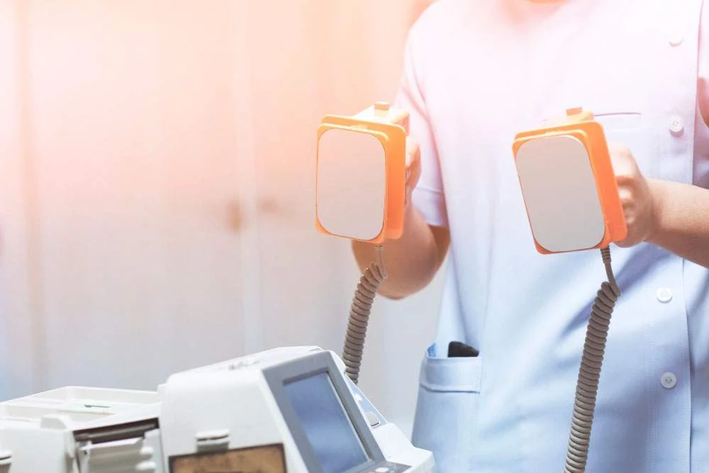Por qué tu empresa debería contar con un desfibrilador